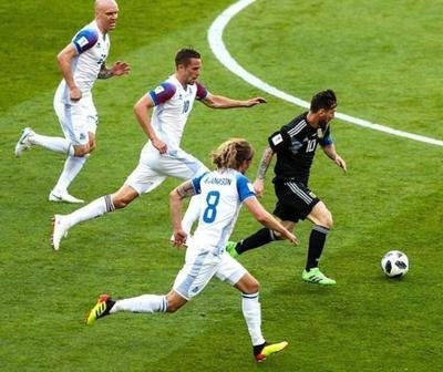 科隆中场核心组织调度,精准直塞助攻队友破门得分  科隆中场核心组织调度,精准直塞助攻队友破门得分