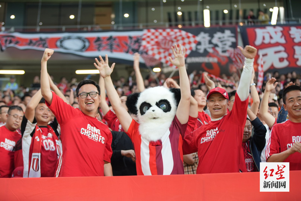 美因茨主场氛围火爆,球迷助威助推球队连胜    美因茨主场氛围火爆,球迷助威助推球队连胜